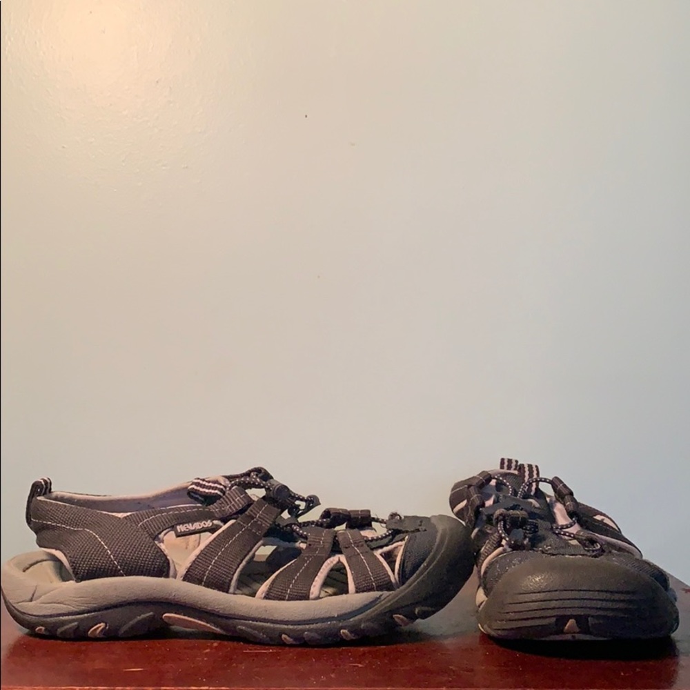 Well loved nevados closed toed sandals